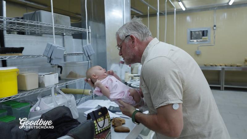 Baby Naya muss mit in die Backstube