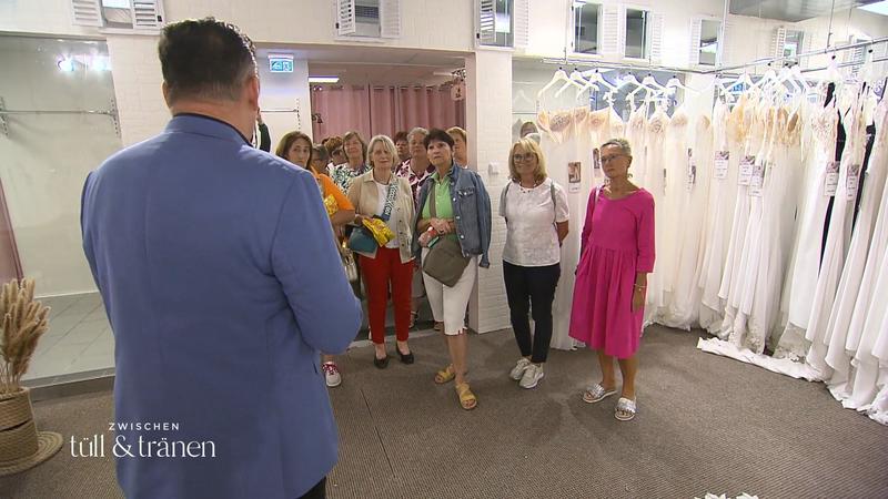 35 Frauen stürmen Uwe Herrmanns Laden
