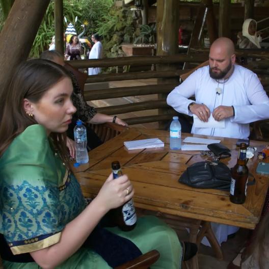 Bier in Ugandas Mittags-Hitze - und das vor einer Hochzeitsfeier