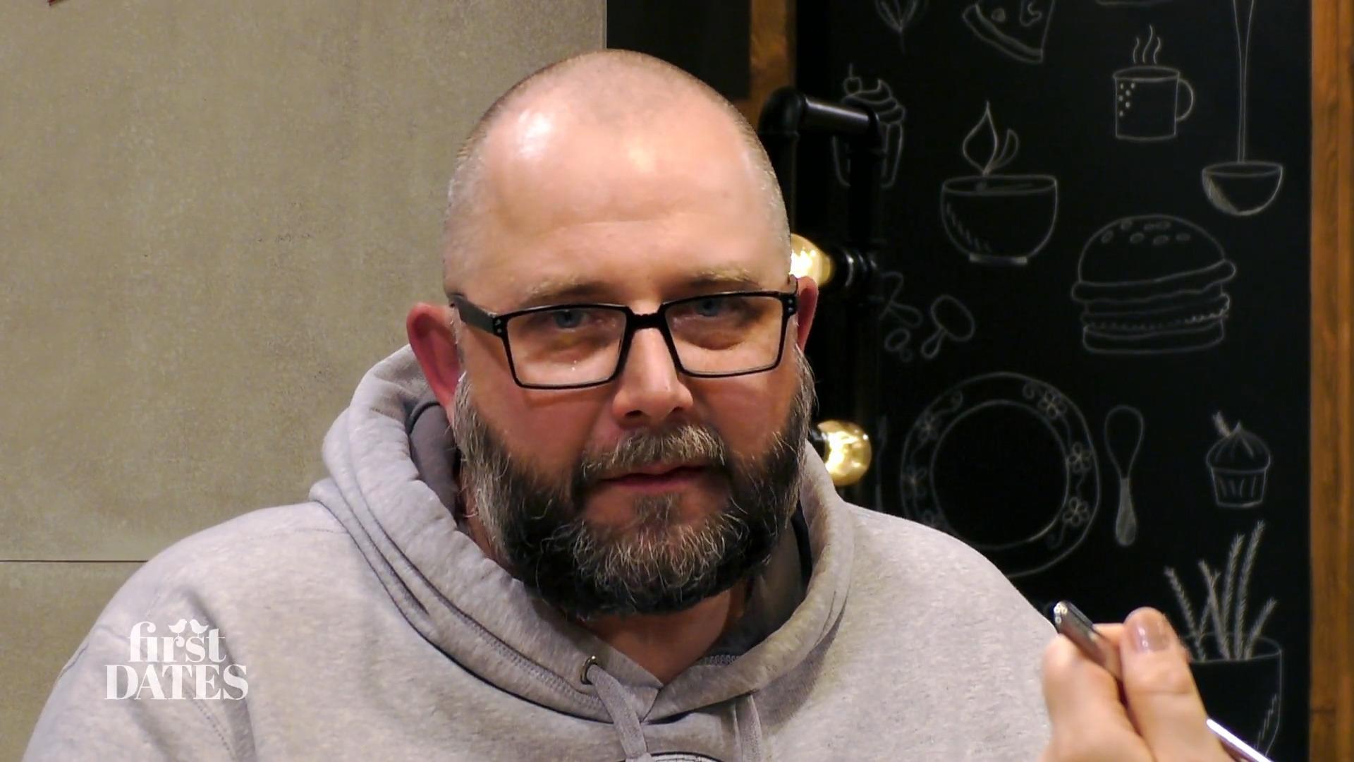 Lars möchte mit ihr Karneval feiern