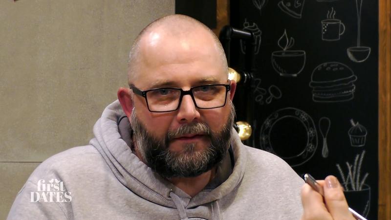 Lars möchte mit ihr Karneval feiern