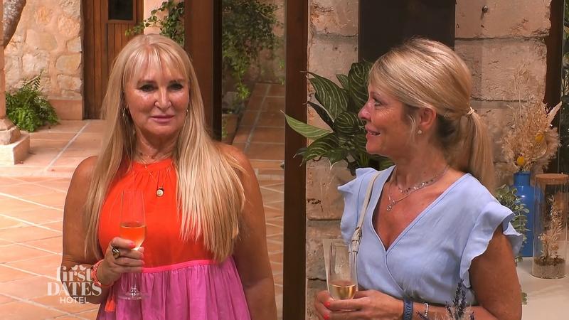 Die Freundinnen Irina und Simone checken ein